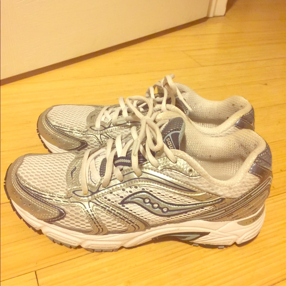 Size 9 Saucony running shoes